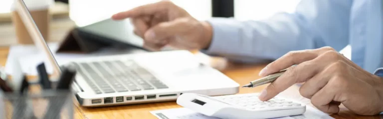 Office scene expressing the commercial awareness course Commercial risk management.