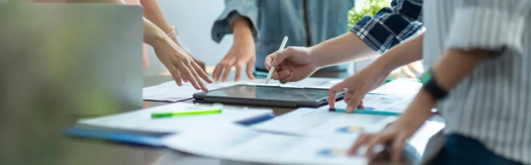 Office scene expressing the commercial awareness course Effective project management.