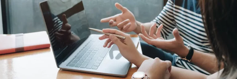 Office scene expressing the contract law training course Support services.