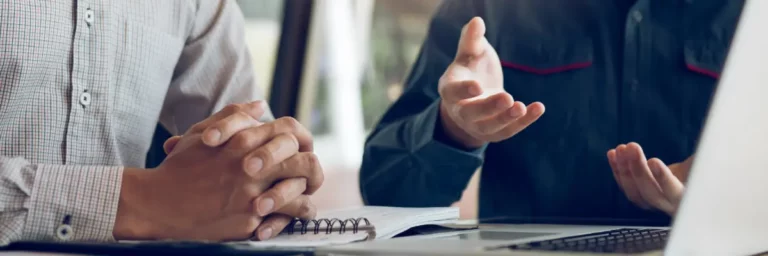 Office scene expressing the contract law training course Training consultants.